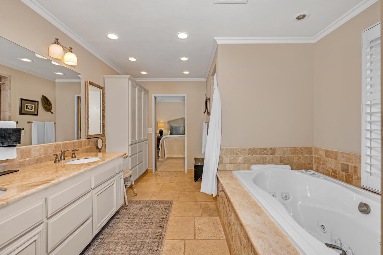 Los Banos, California 93635, United States, 4 Bedrooms Bedrooms, ,3 BathroomsBathrooms,Residential,Active,201012