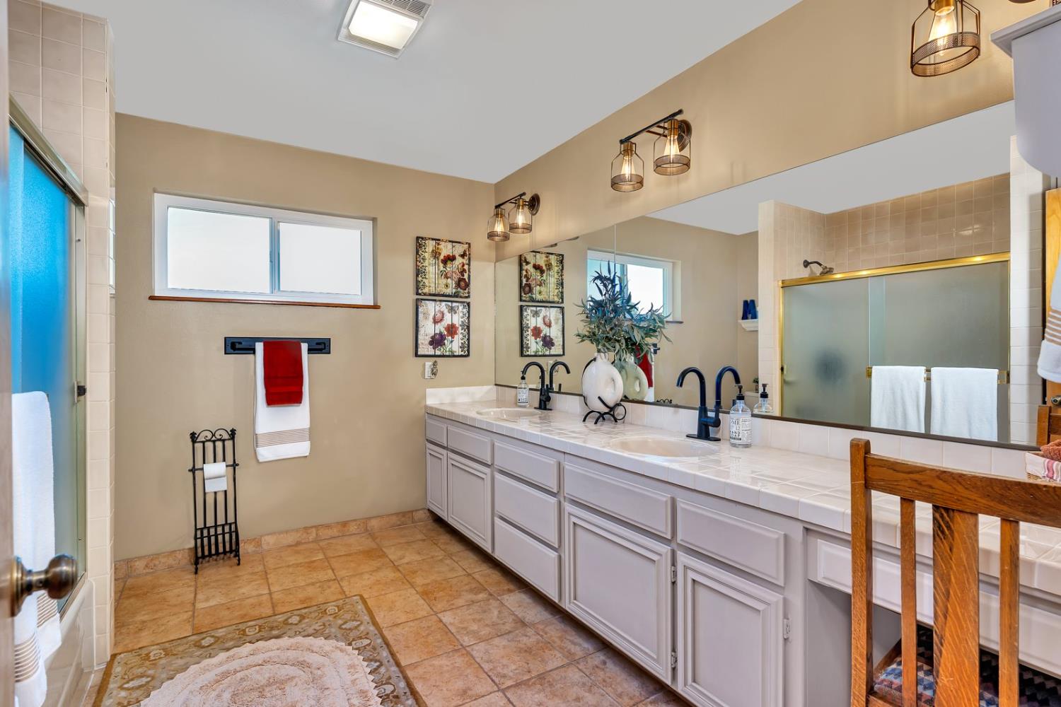 Los Banos, California 93635, United States, 4 Bedrooms Bedrooms, ,3 BathroomsBathrooms,Residential,Active,201012