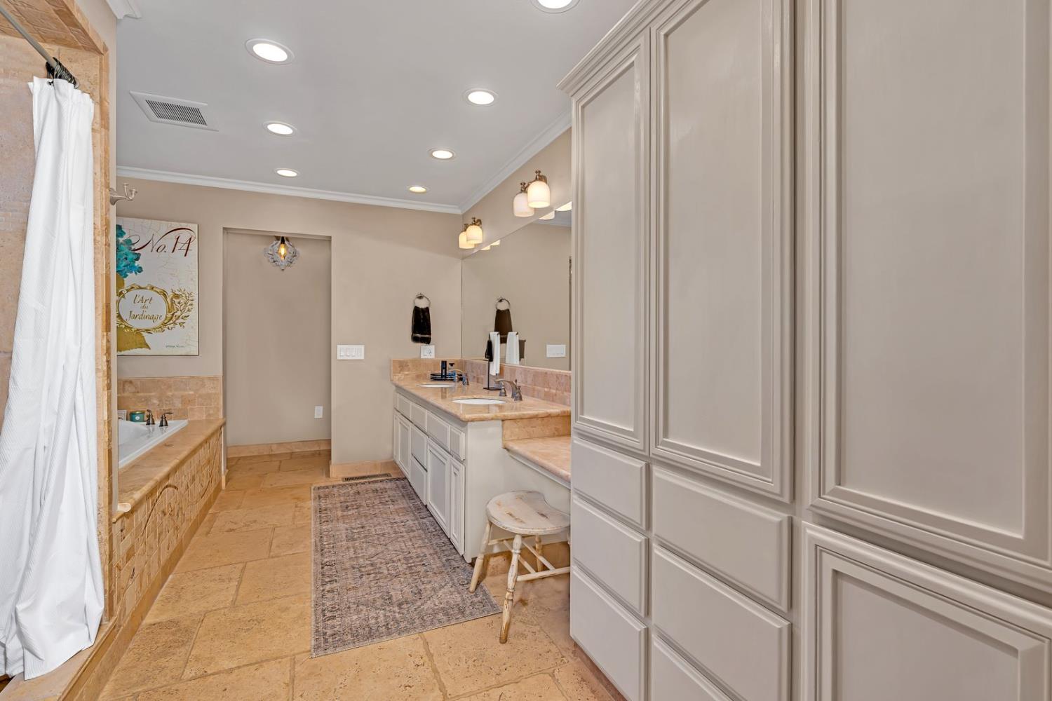 Los Banos, California 93635, United States, 4 Bedrooms Bedrooms, ,3 BathroomsBathrooms,Residential,Active,201012