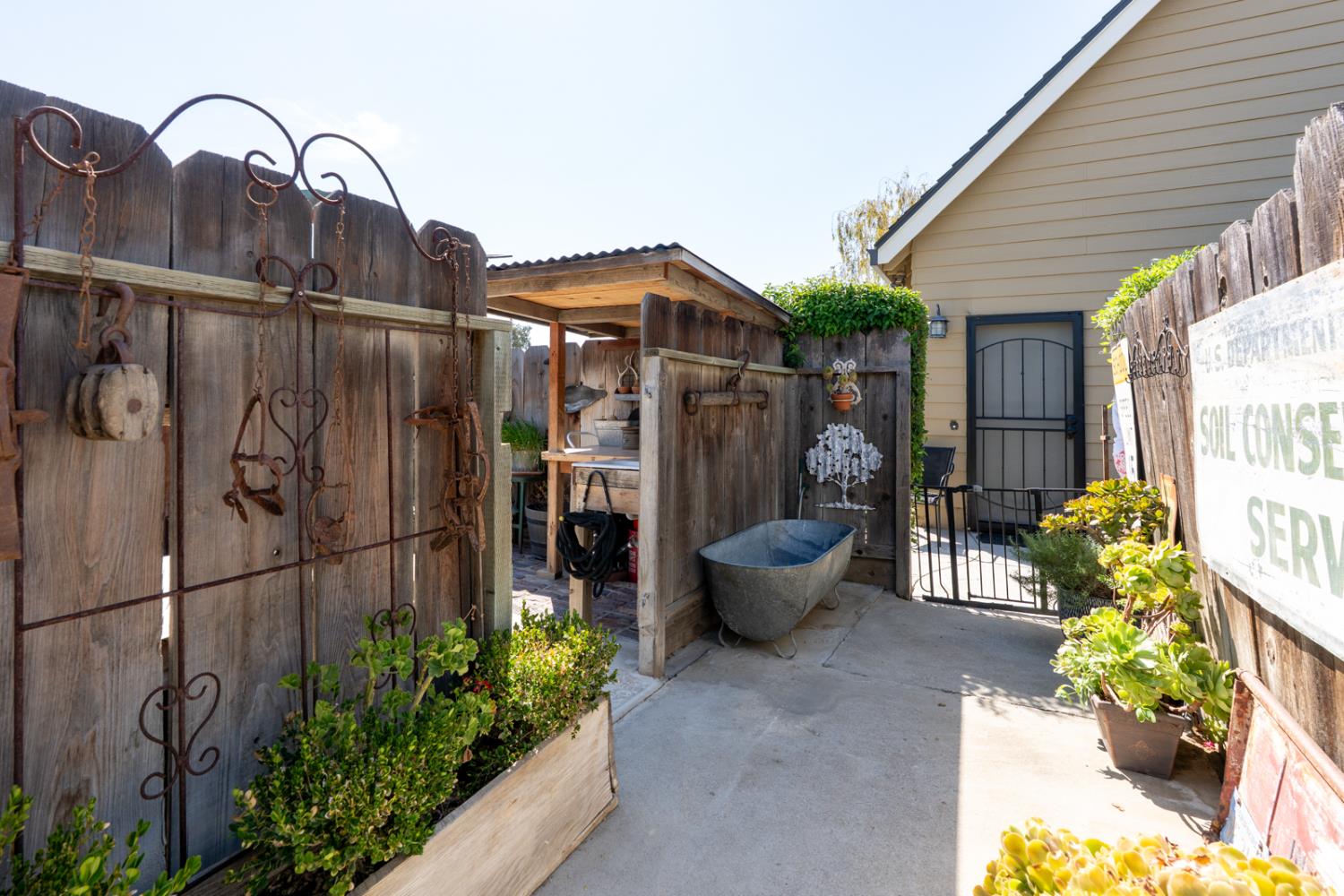 Los Banos, California 93635, United States, 4 Bedrooms Bedrooms, ,3 BathroomsBathrooms,Residential,Active,201012