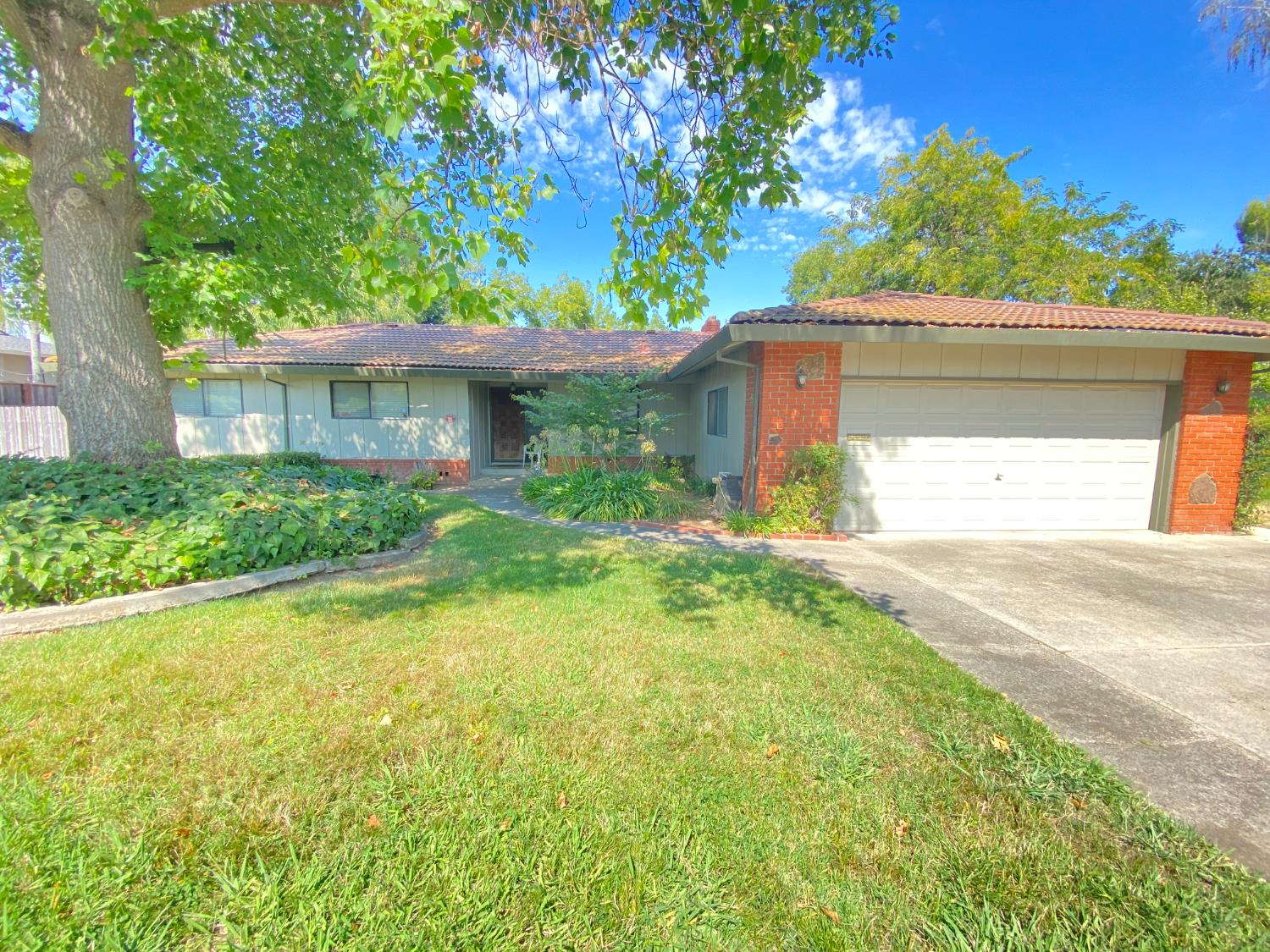 Fair Oaks, California 95628, United States, 4 Bedrooms Bedrooms, ,2 BathroomsBathrooms,Residential,Pending,214461