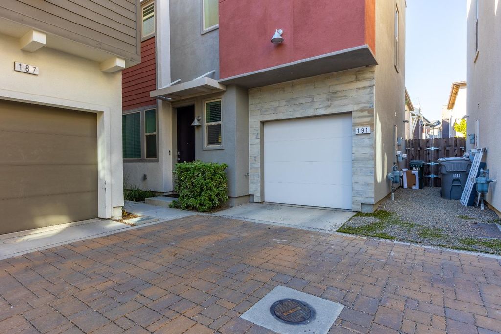 Photo of 191 Log Pond Lane, Sacramento, CA 95818 (MLS # 226033740)