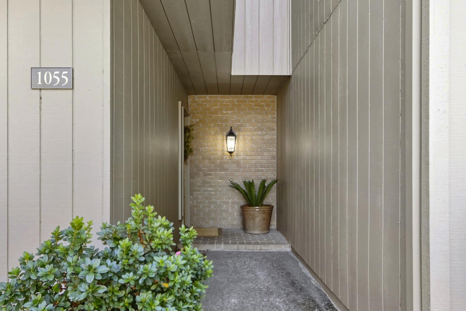 1055 Vanderbilt Way