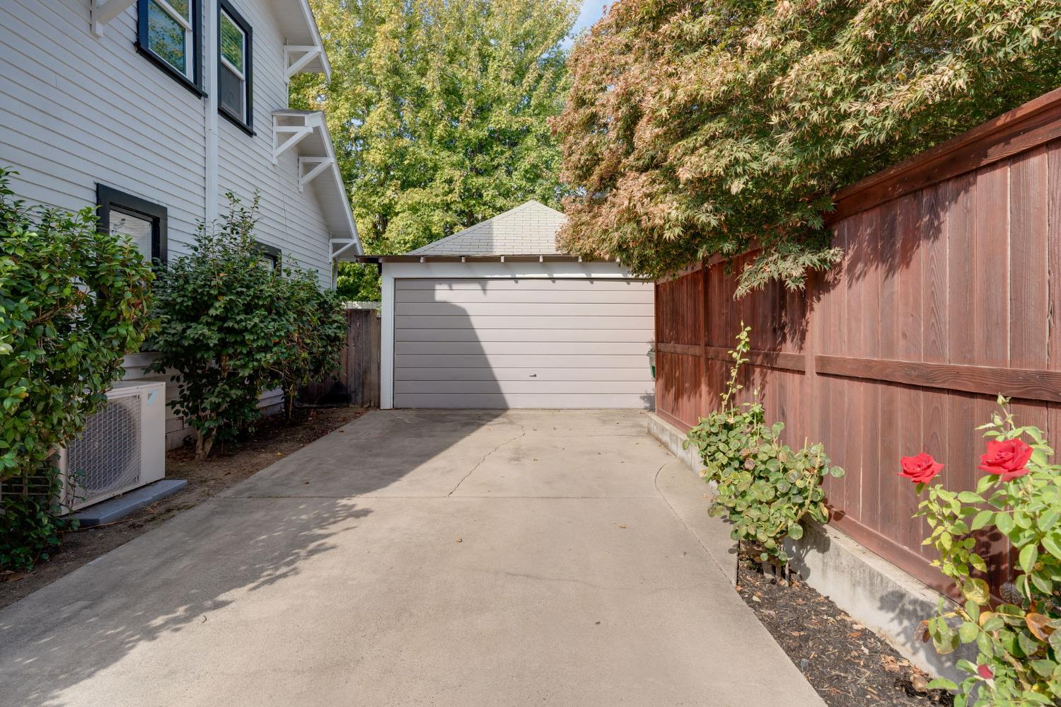 600 W Elm Street