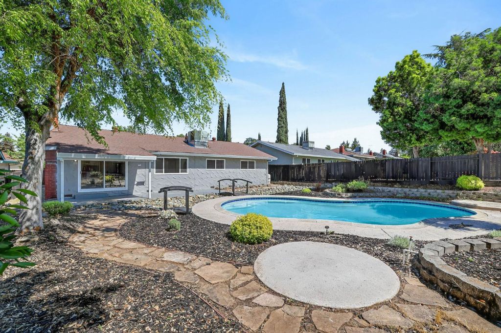 Photo of 6410 Rolling Way, Carmichael, CA 95608 (MLS # 226035072)