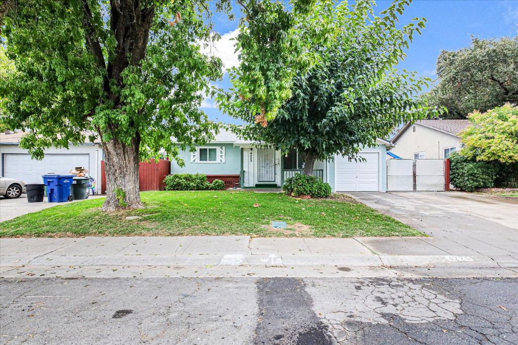 Photo of 4225 42ND Ave, Sacramento, CA 95824 (MLS # 225138313)