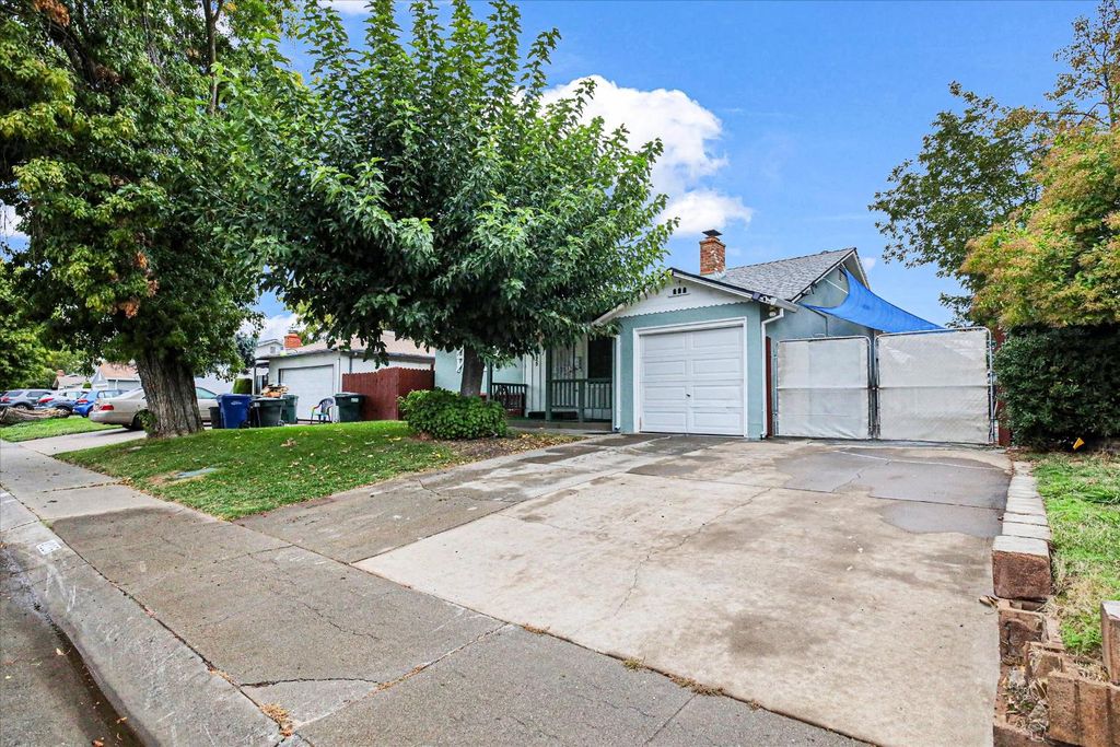 Photo of 4225 42ND Ave, Sacramento, CA 95824 (MLS # 225138313)