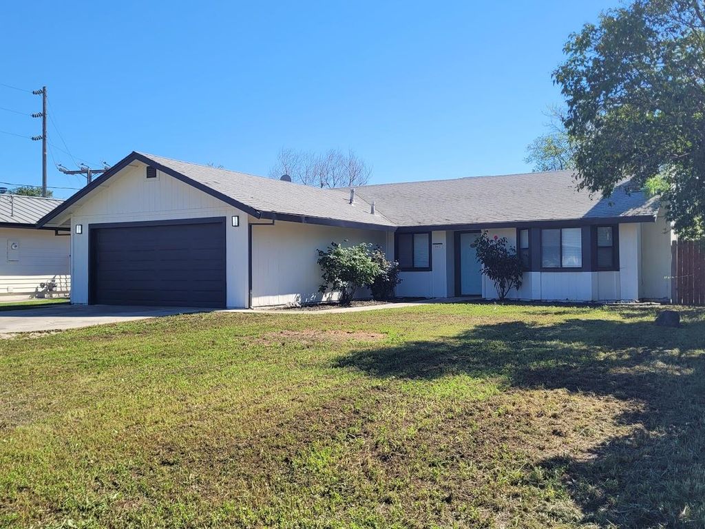 Photo of 640 Pinedale Avenue, Sacramento, CA 95838 (MLS # 226034293)