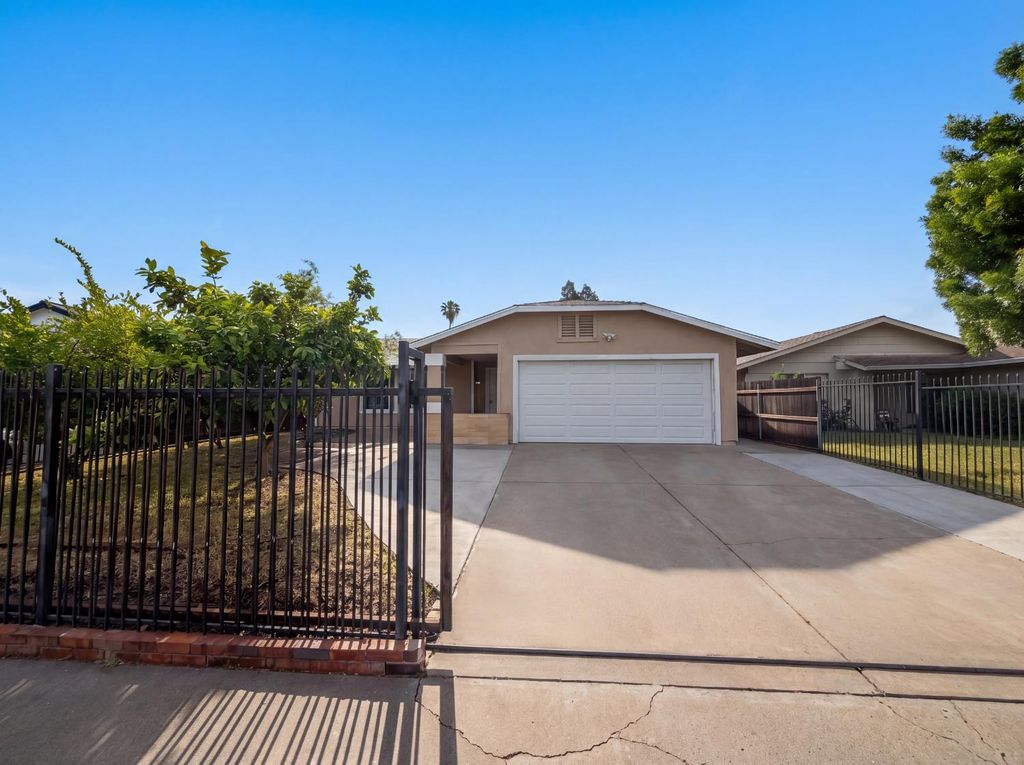 Photo of 8232 Moorhaven Way, Sacramento, CA 95828 (MLS # 226046898)