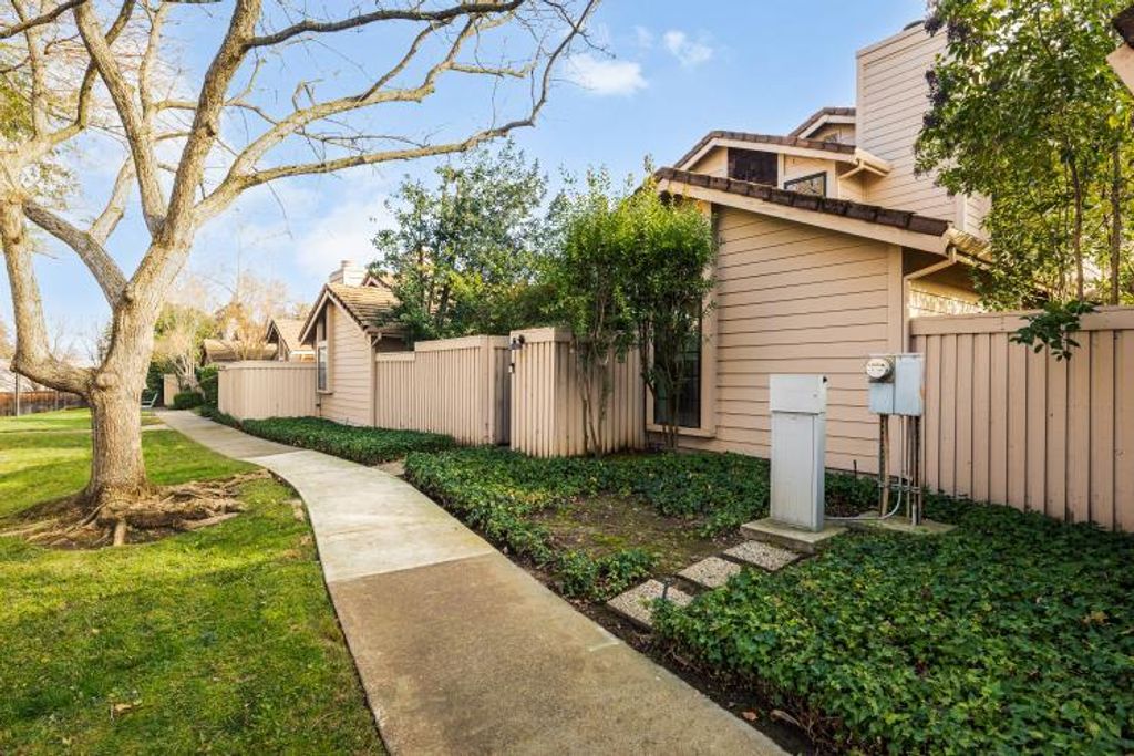 Photo of 8169 Chenin Blanc Lane, Fair Oaks, CA 95628 (MLS # 226008325)