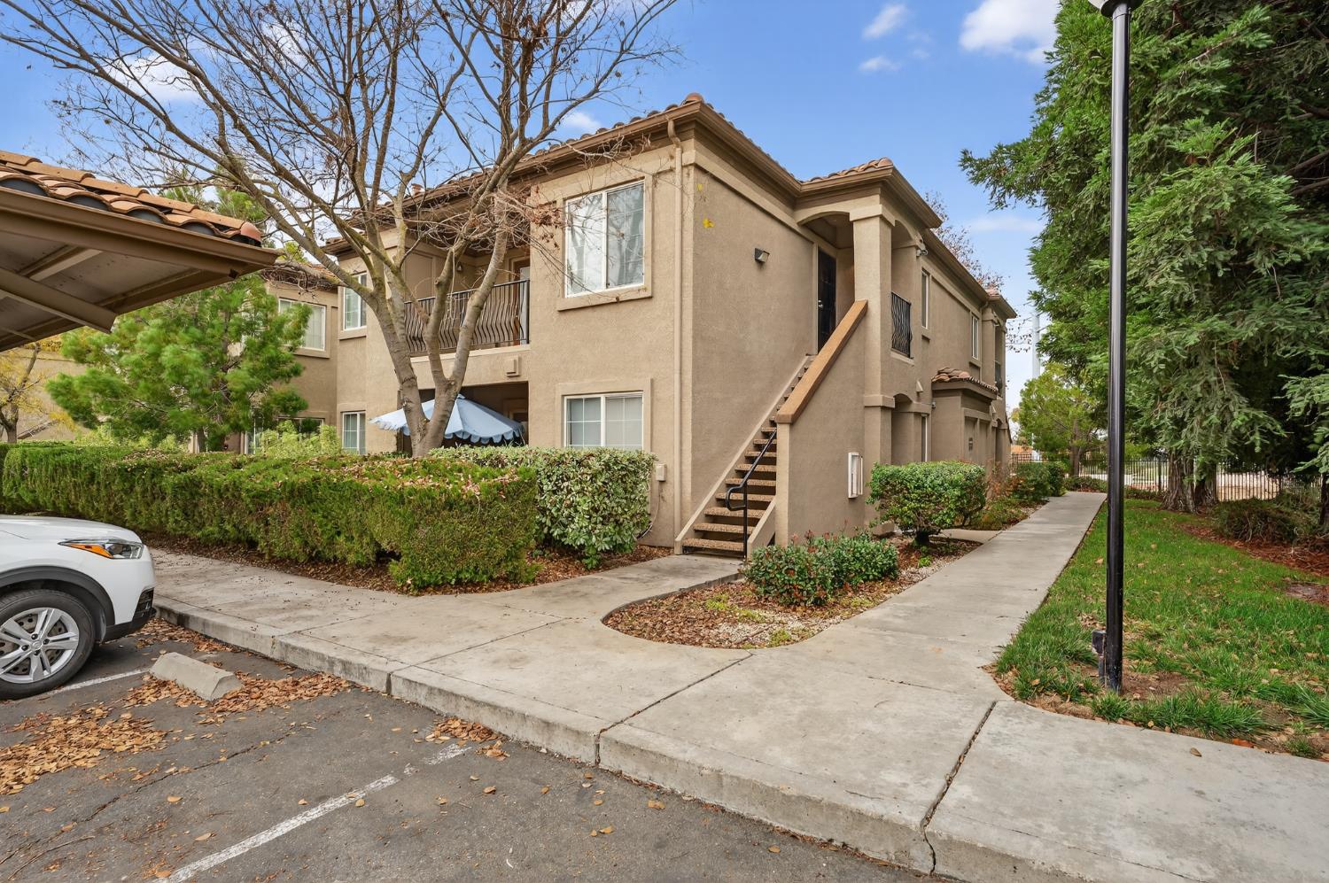 4200 E Commerce Way 1811