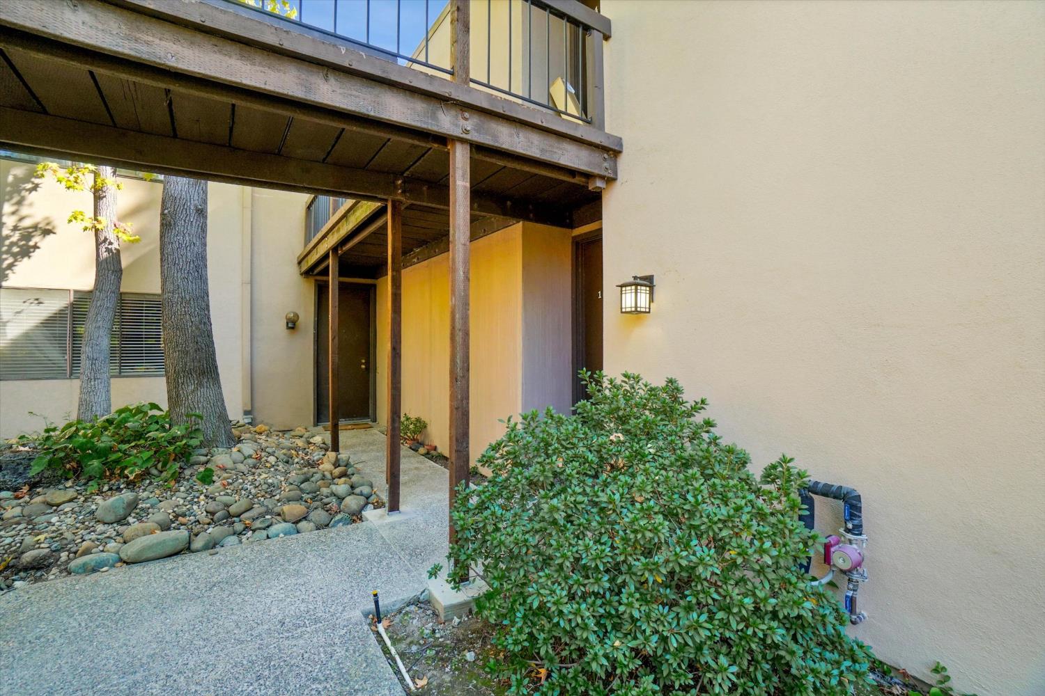 736 Woodside Lane 1