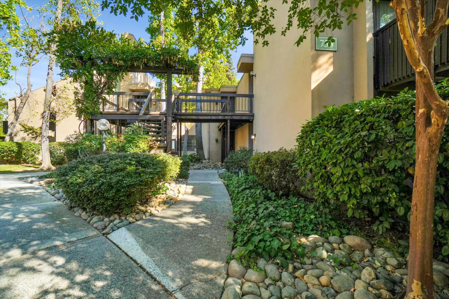 736 Woodside Lane 1