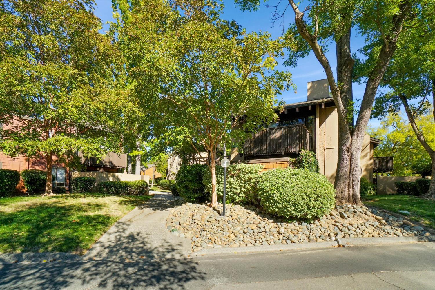 736 Woodside Lane 1