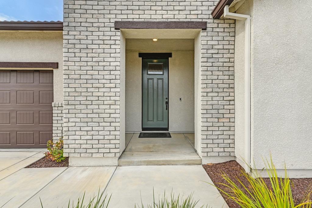 4561 Peace Lily Lane