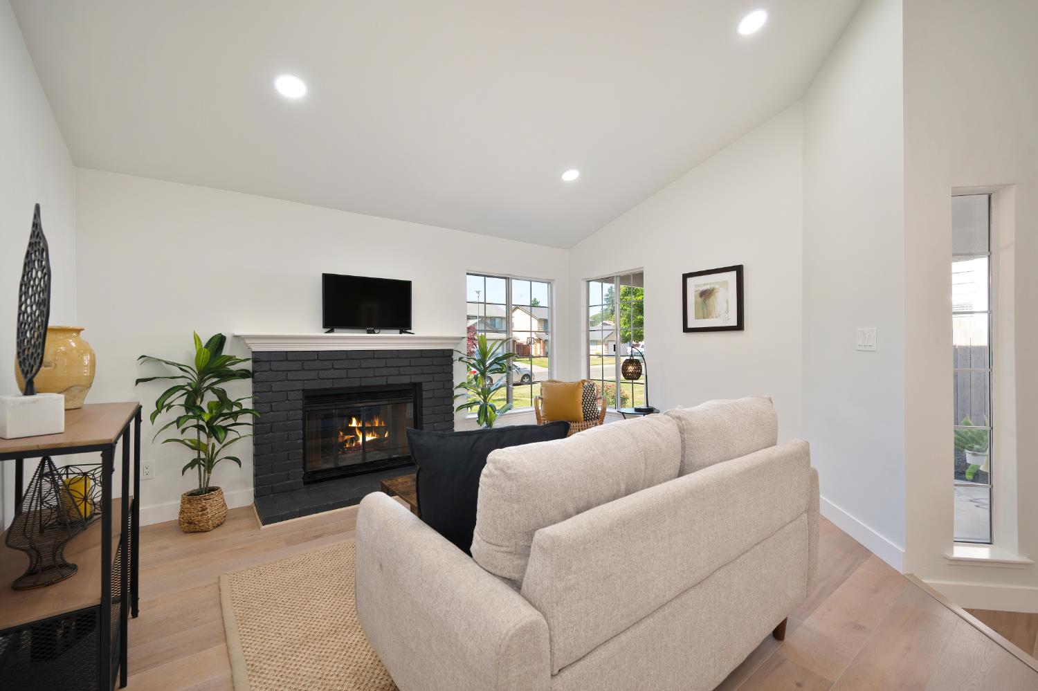 6121 Ebonywood Court
