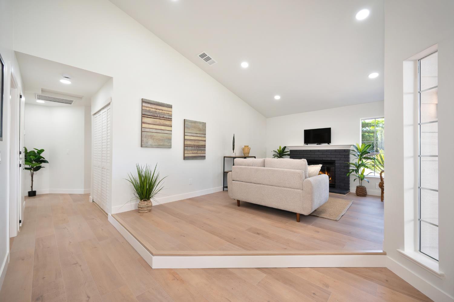 6121 Ebonywood Court