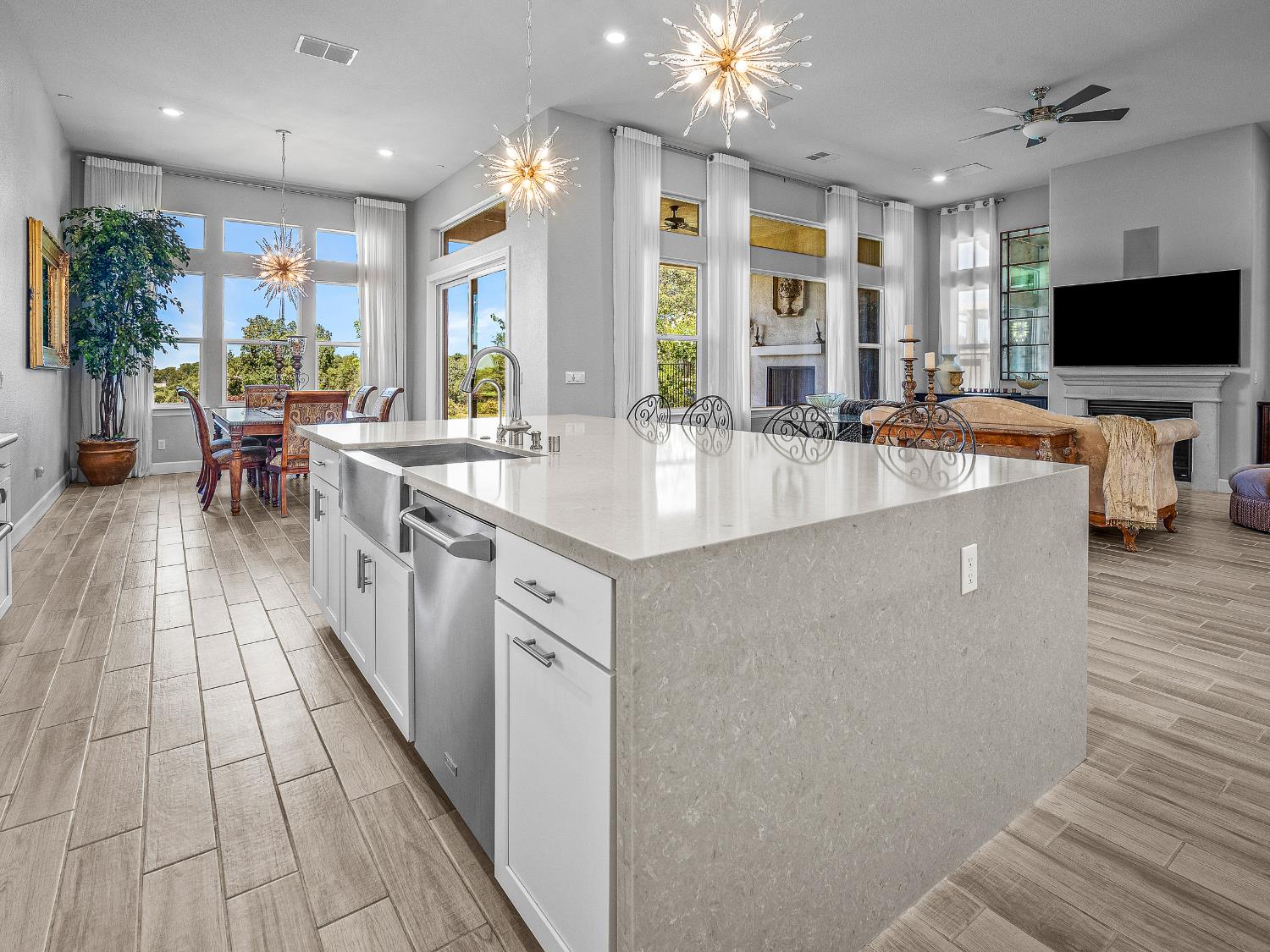1118 Hogarth Way