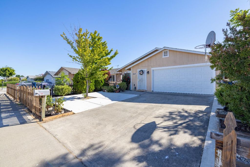 Photo of 6337 Sunrise South Drive, Sacramento, CA 95824 (MLS # 226006245)
