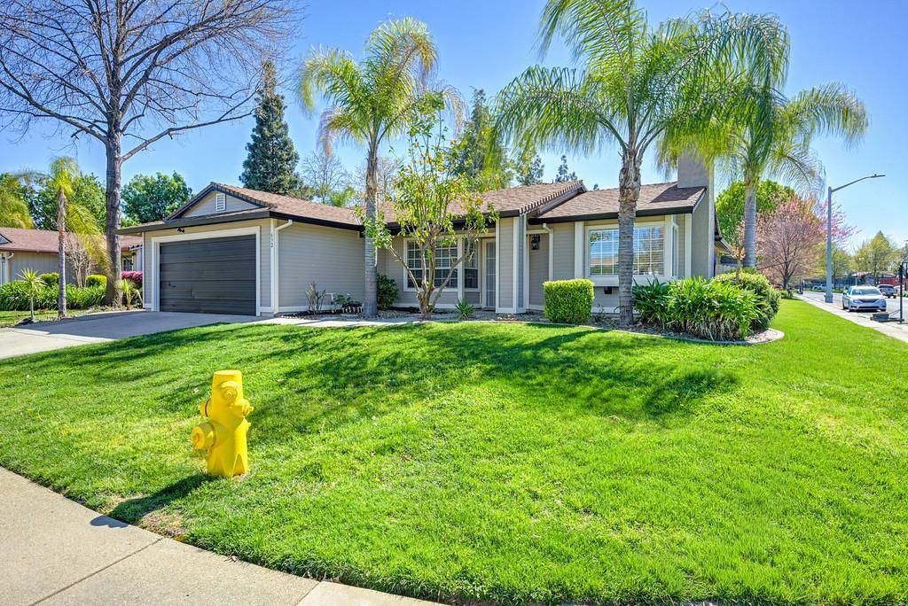 Photo of 632 Oakborough Avenue, Roseville, CA 95747 (MLS # 226030726)