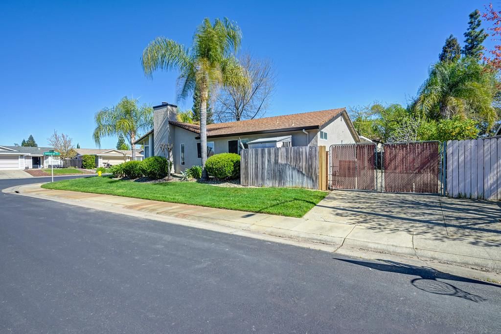 Photo of 632 Oakborough Avenue, Roseville, CA 95747 (MLS # 226030726)