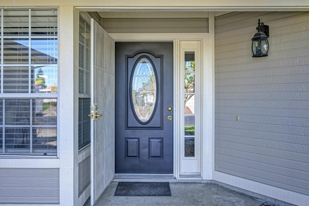 Photo of 632 Oakborough Avenue, Roseville, CA 95747 (MLS # 226030726)