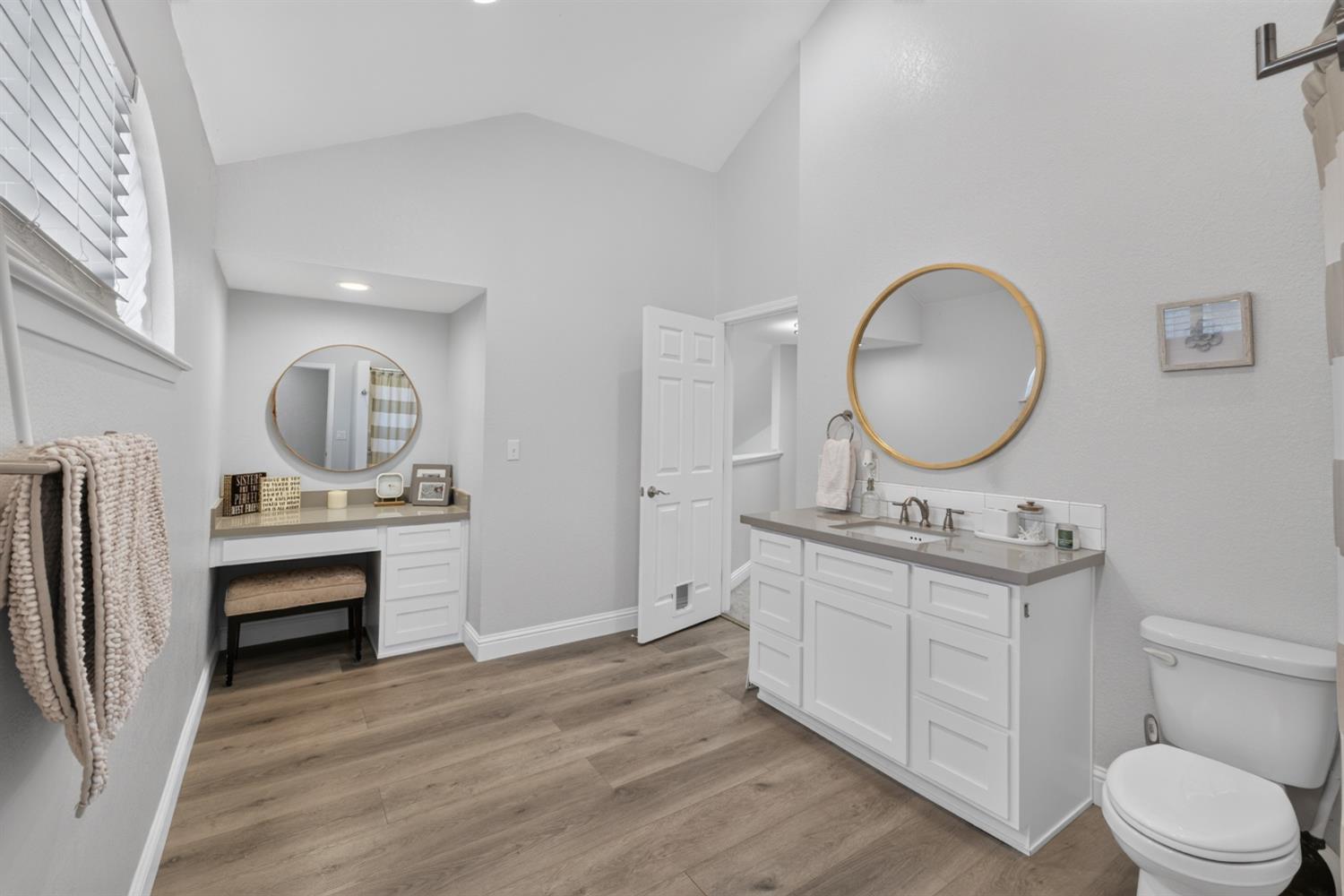 6153 Kenneth Oak Way
