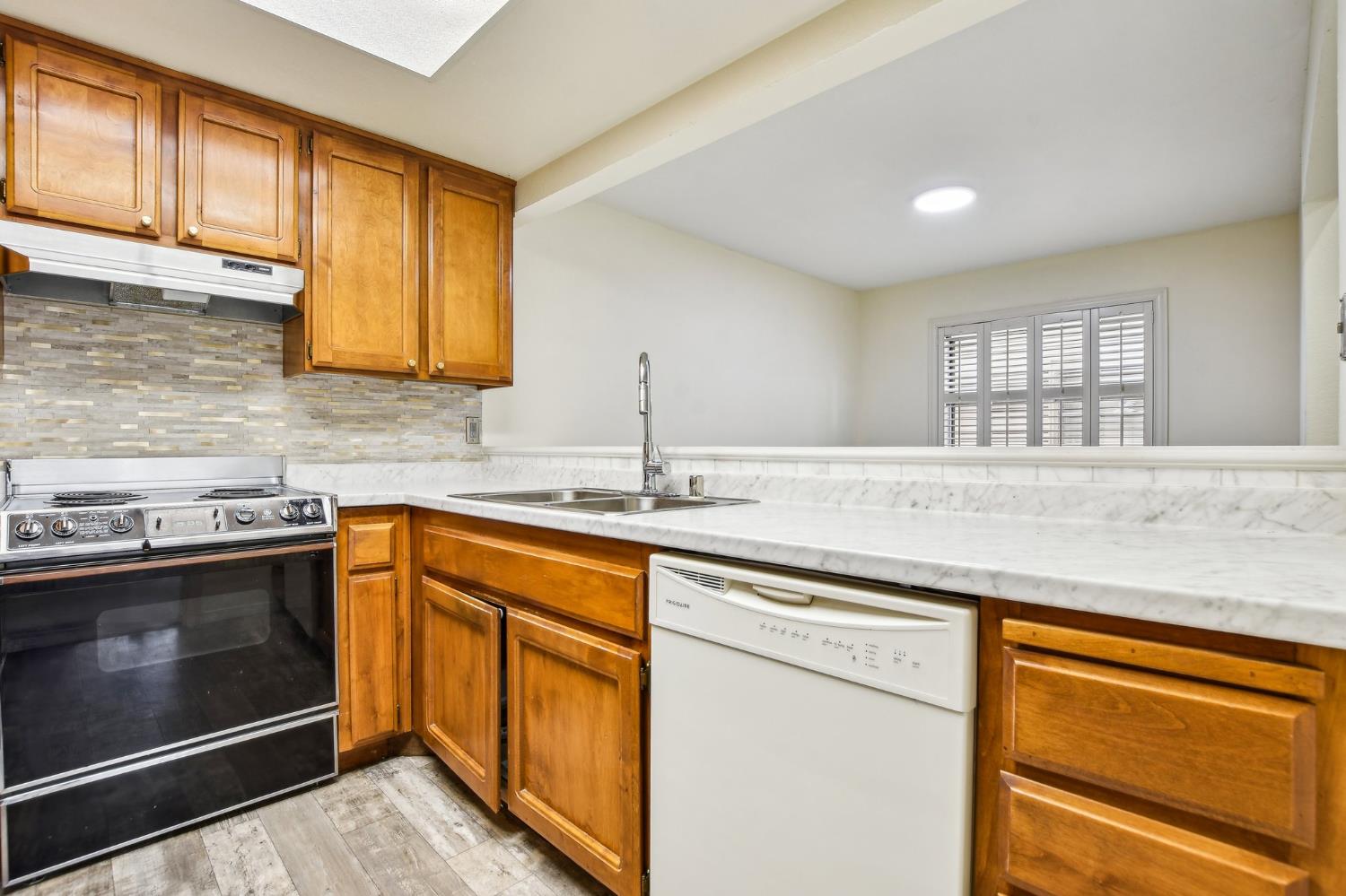 2280 Hurley Way 36