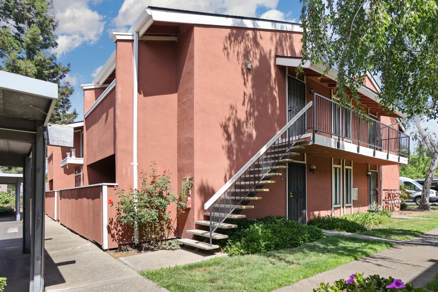 3702 W Benjamin Holt Drive 20