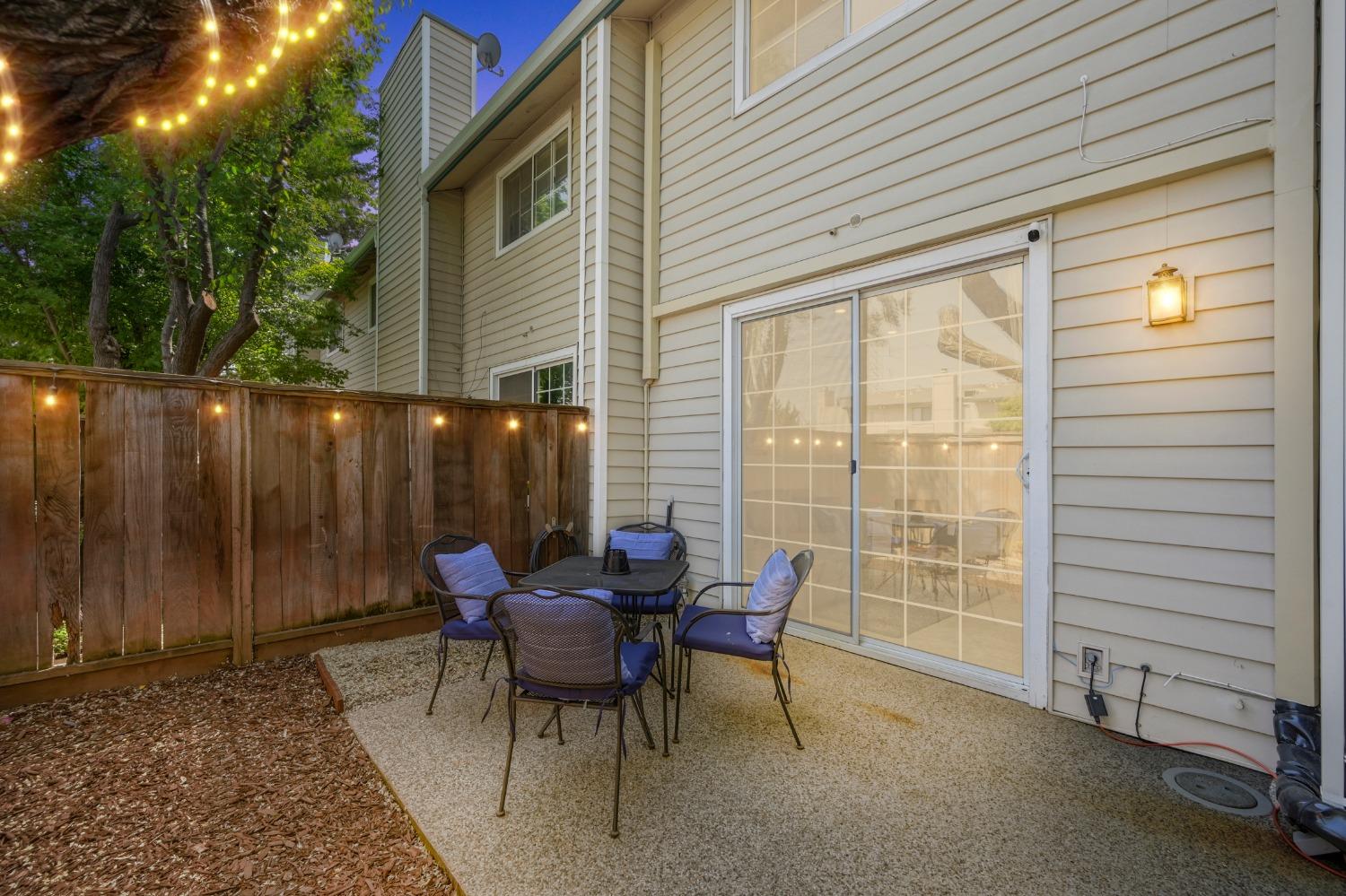 1049 Bell Street 11