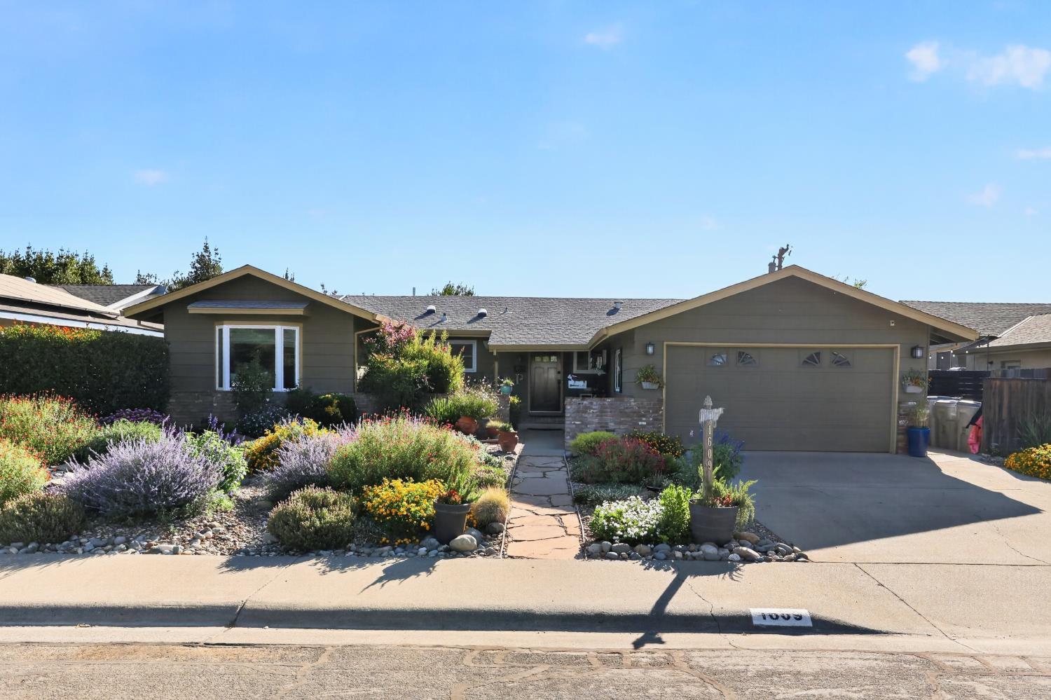 1609 Camino Way