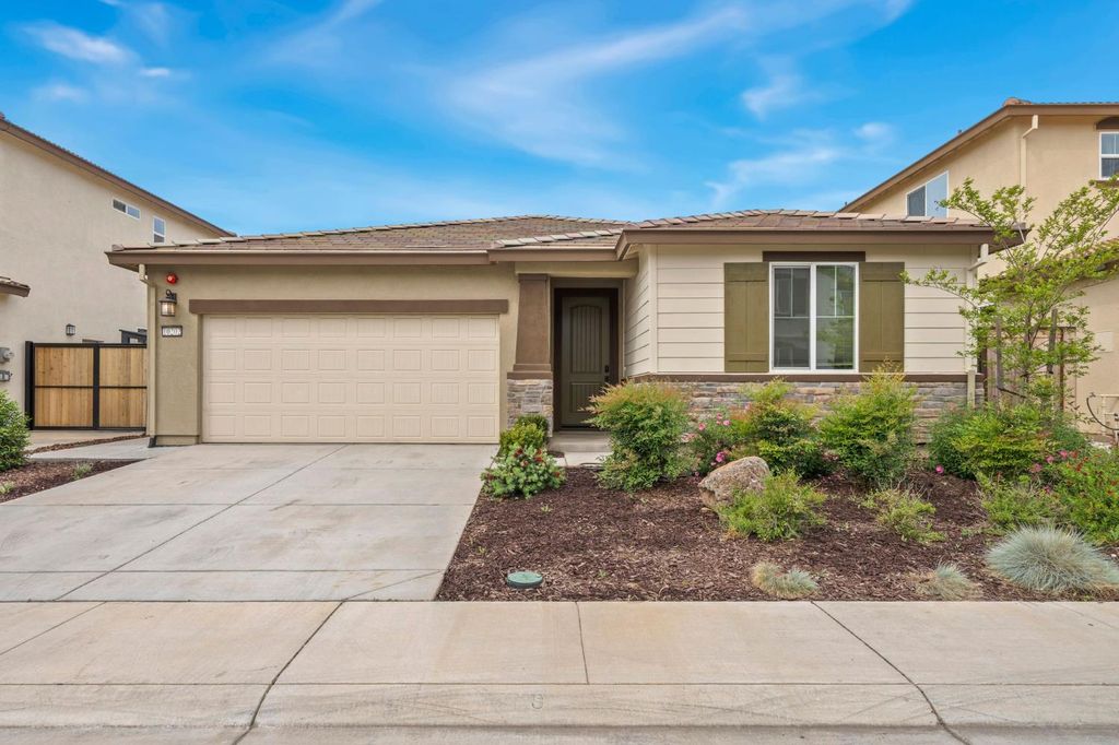 Photo of 10202 Dormer Way, Elk Grove, CA 95757 (MLS # 226039942)