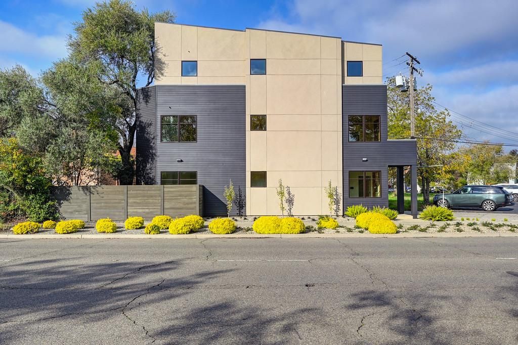 Photo of 2730 Victorian Alley, Sacramento, CA 95818 (MLS # 225147486)