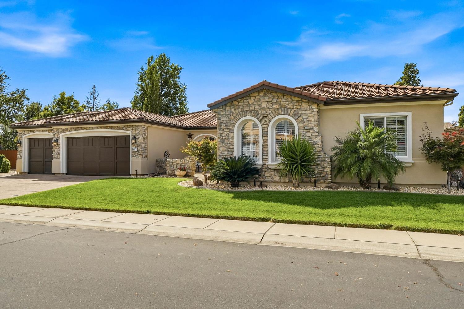 965 Woodridge Court
