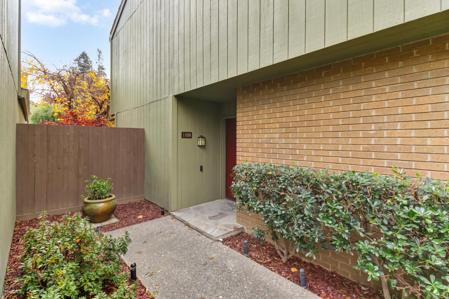 1108 Dunbarton Circle