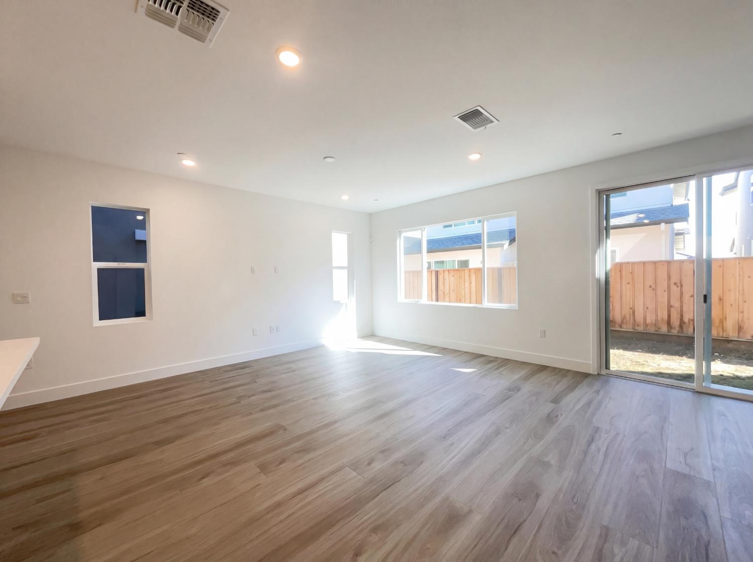 374 N Palm Springs Way