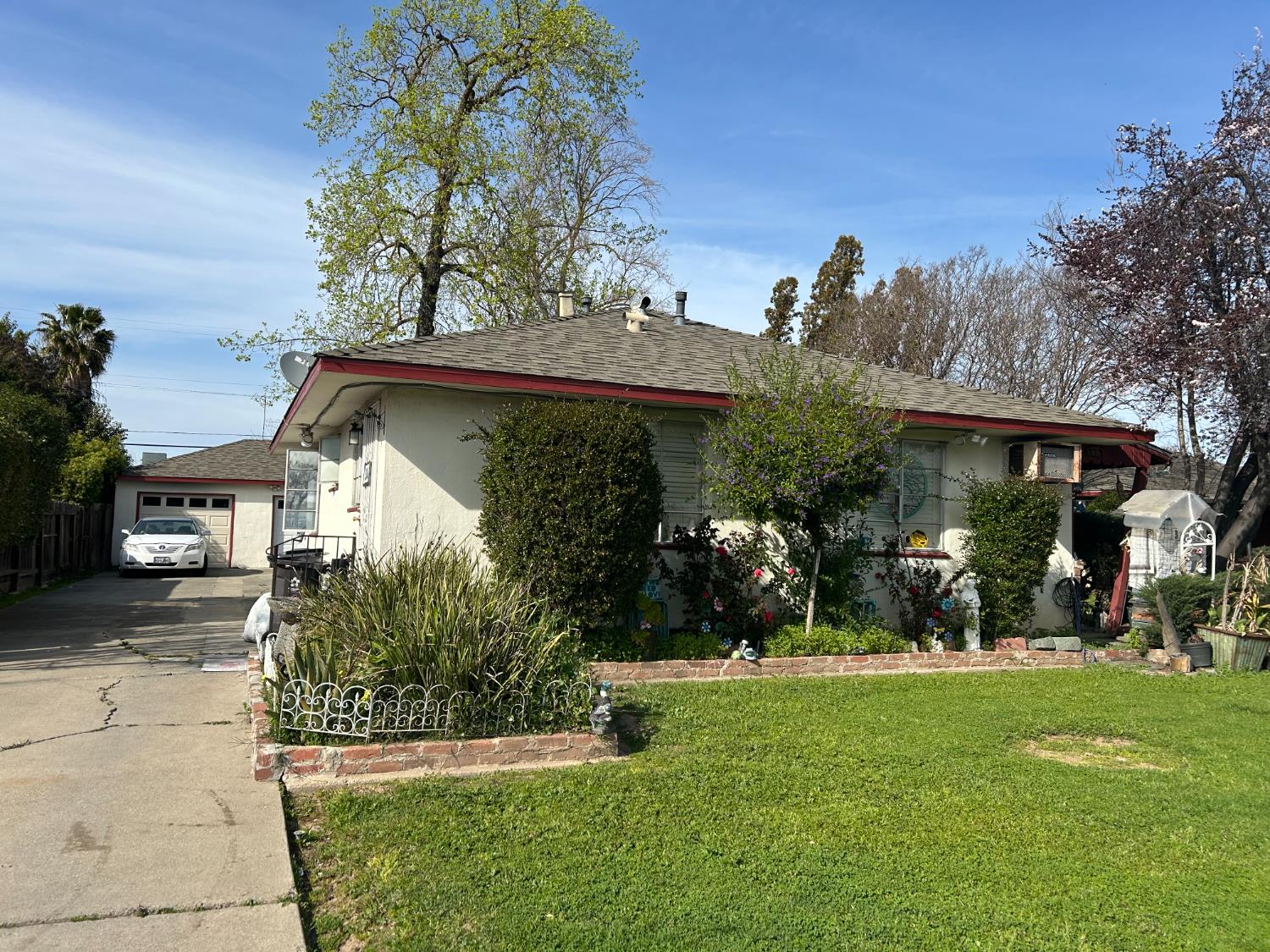 1913 W Mendocino Avenue