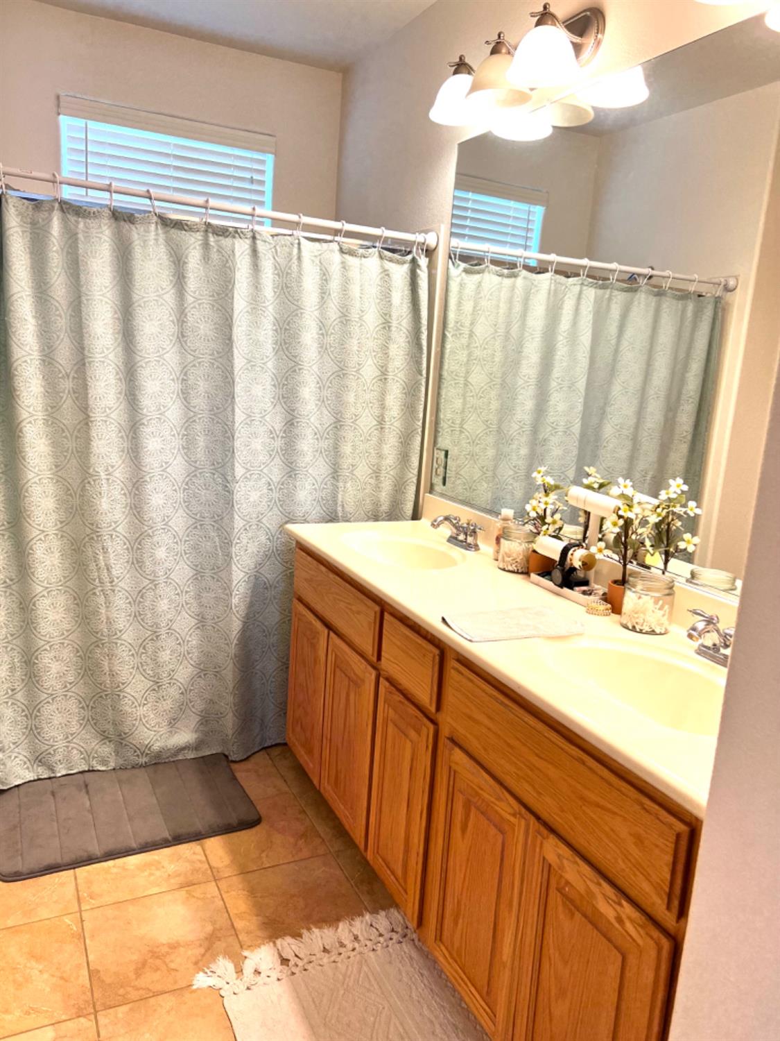 Sacramento, California 95834, United States, 4 Bedrooms Bedrooms, ,3 BathroomsBathrooms,Residential,Active,186056