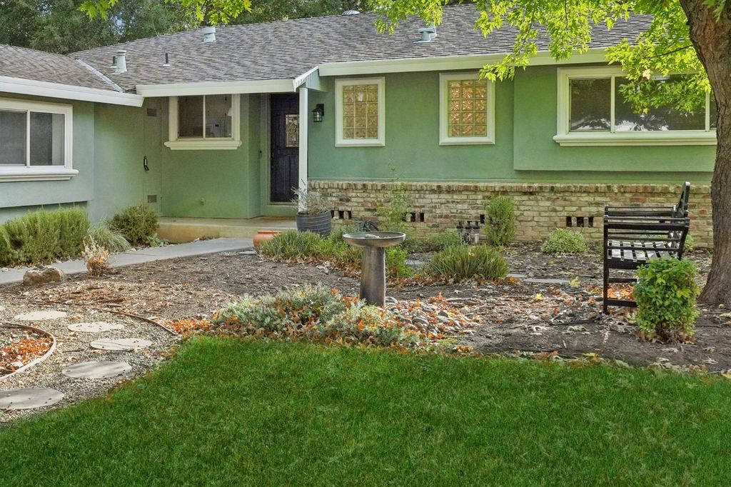Photo of 655 39th Street, Sacramento, CA 95816 (MLS # 225132707)