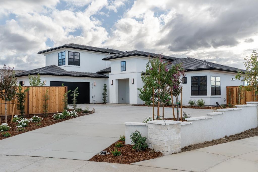 Photo of 5557 Thomson Loop, Davis, CA 95616 (MLS # 225127448)