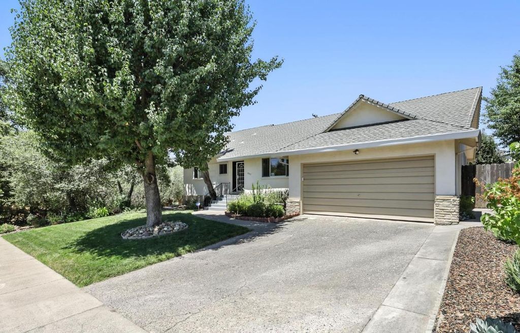 Photo of 7969 Glenbar Way, Fair Oaks, CA 95628 (MLS # 225132273)