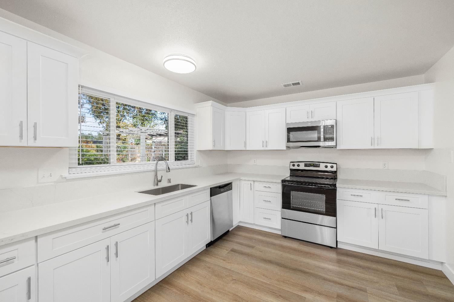 7449 Rollingwood Boulevard