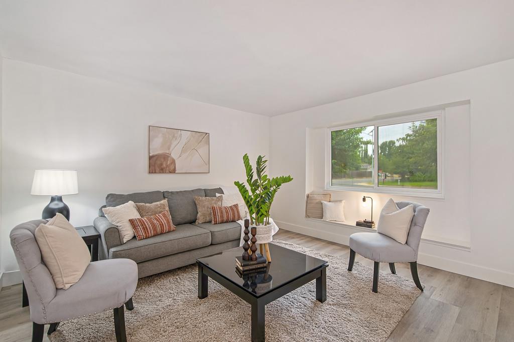2226 W La Loma