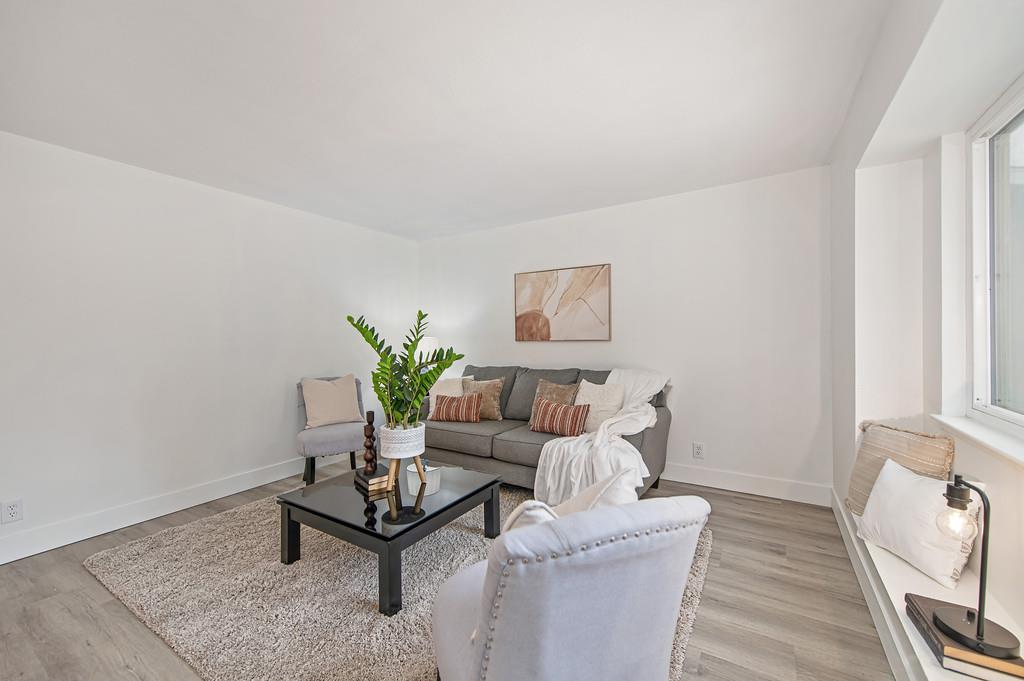 2226 W La Loma