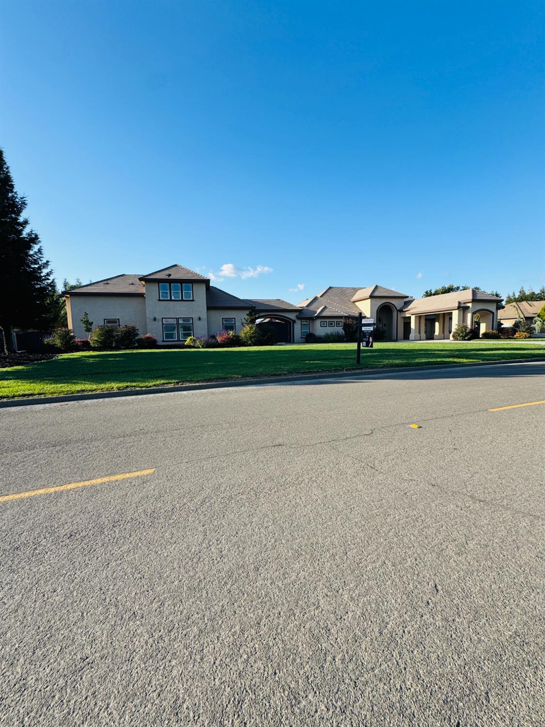 4953 Tudor Rose Glen