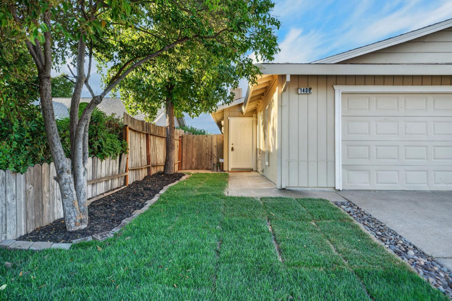 1406 ELM Street