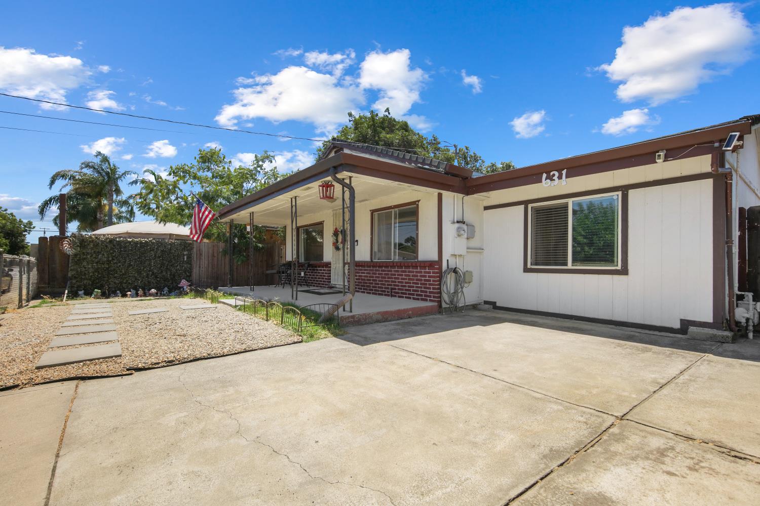 631 S Oro Avenue