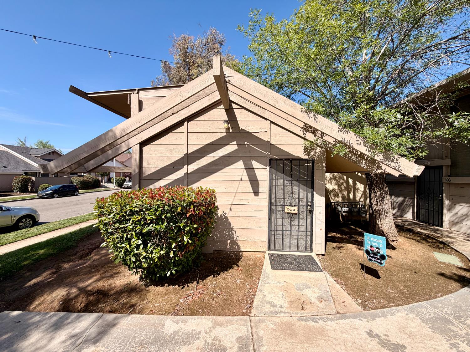 366 E El Paso Avenue