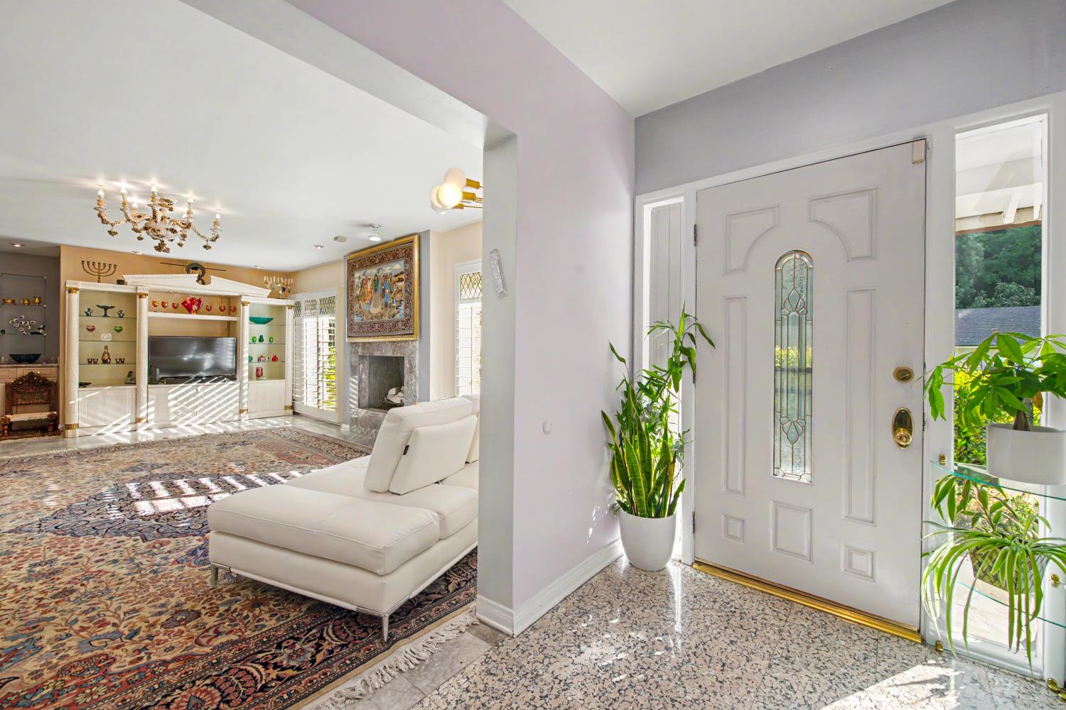 1118 Roscomare Road