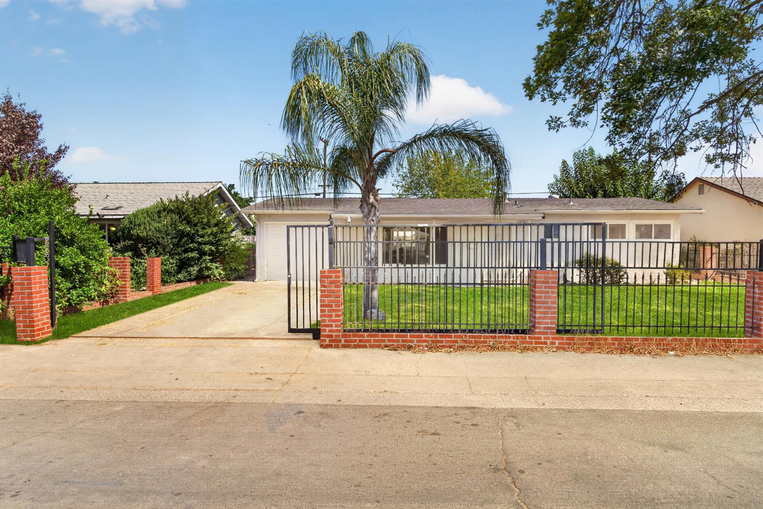 631 Las Palmas Avenue